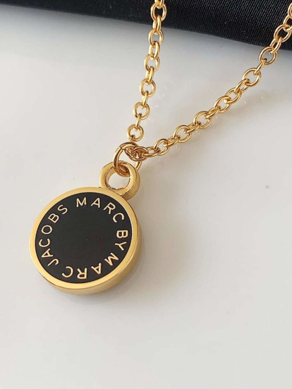 Marc by Marc Jacobs Black Enamel Logo Pendant Necklace Gold Tone Disc Necklace - Picture 2 of 4